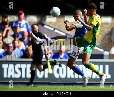 Von Ipswich Town Jonathan Walters und Norwich City Ben Godfrey (rechts) in Aktion während der Sky Bet Meisterschaft am Portman Road, Ipswich. PRESS ASSOCIATION Foto. Bild Datum: Sonntag, den 2. September 2018. Siehe PA-Geschichte Fußball Ipswich. Photo Credit: Steven Paston/PA-Kabel. Einschränkungen: EDITORIAL NUR VERWENDEN Keine Verwendung mit nicht autorisierten Audio-, Video-, Daten-, Spielpläne, Verein/liga Logos oder "live" Dienstleistungen. On-line-in-Match mit 120 Bildern beschränkt, kein Video-Emulation. Keine Verwendung in Wetten, Spiele oder einzelne Verein/Liga/player Publikationen. Stockfoto