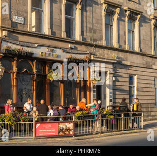 Kunden genießen abends Sonnenschein Ende August im Freien sitzen Bereich außerhalb der Griffin Bar, einem Viktorianischen Pub im Zentrum von Glasgow, Schottland, Stockfoto