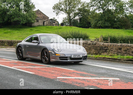 Jahrgang 2005 Porsche 911 Carrera 2 Tiptronic S C 17 HYL, grau Limousine an hoghton Turm Classic, Veteran, Vintage, restauriert, super Car Show, Großbritannien Stockfoto