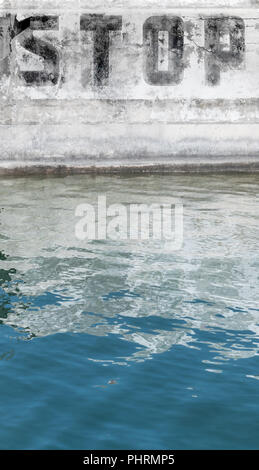 Das Wort STOP an die Wand gemalt Stockfoto