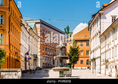 Gebäude und Brunnen neben dem Brunnen Novi trg Platz in Ljubljana Stockfoto