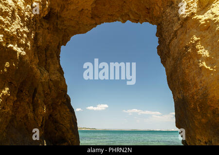 Felsen und Meer Landschaft in Lagos an der Algarve in Portugal Stockfoto