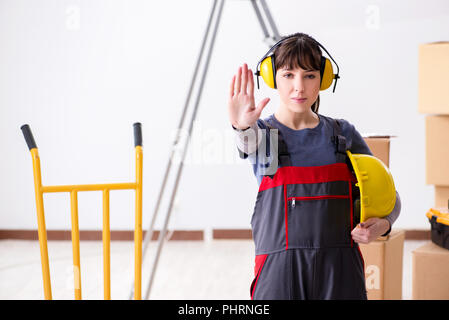 Frau Auftragnehmer Arbeiter mit Geräuschminimierung Stockfoto