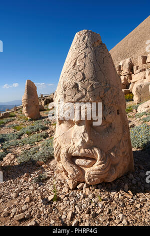 Statue Kopf des Zeus & Antiochos hinter, die 62 v. Chr. königliche Grab von König Antiochos I Theos von Kommagene, West Terrasse, Berg Nemrut oder Nemrud Dagi Gipfel, Stockfoto