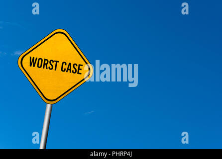 Im schlimmsten Fall - gelbes Schild mit blauem Himmel Stockfoto