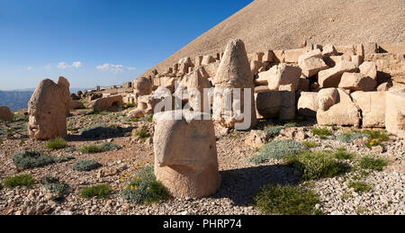 Statue Kopf, von vorne, von einem Adler, Herakles & Apollo und Zeus (links), vor der 62 v. Chr. königliche Grab, West Terrasse, Berg Nemrut oder Nemrud Dagi Stockfoto