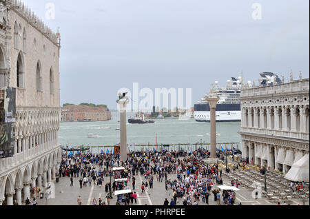 Celebrity Constellation übergibt den Dogenpalast in Venedig Stockfoto