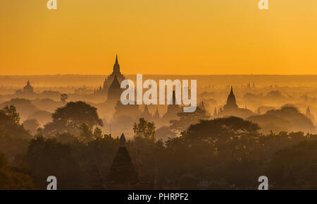 Sonnenaufgang über dem alten Bagan, Myanmar Stockfoto