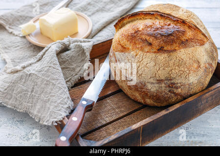 Laib Weizen Artisan Brot in einer Holzkiste. Stockfoto