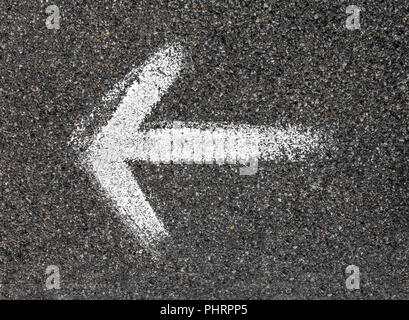 Weißer Pfeil auf der Straße lackiert Stockfoto
