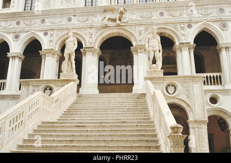 Schritte, die vom Hof, der Dogenpalast in Venedig Stockfoto