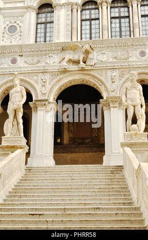 Schritte, die vom Hof, der Dogenpalast in Venedig Stockfoto