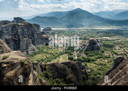 Meteore oder Meteora mit orthodoxen Klöstern, Panoramaaussicht von der Hochebene in das Tal von Thessalien Stockfoto