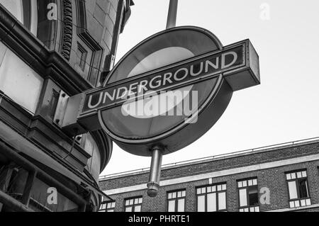 London, Großbritannien, 23. Mai 2017: U-Schild an der Wand des Gebäudes in London, England, Vereinigtes Königreich. Die Schwarz-Weiß-Fotografie. Stockfoto