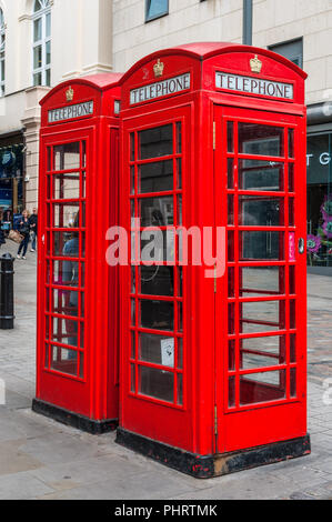 London, UK, 23. Mai 2017: traditionellen alten Stil DE rote Telefonzellen (Kabinen) in London, England, Vereinigtes Königreich. Stockfoto