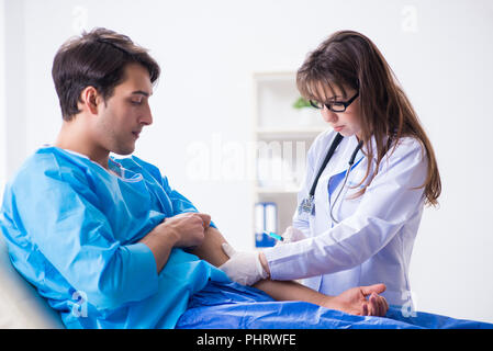 Angst Patienten Mann für Grippeimpfung bereit Stockfoto