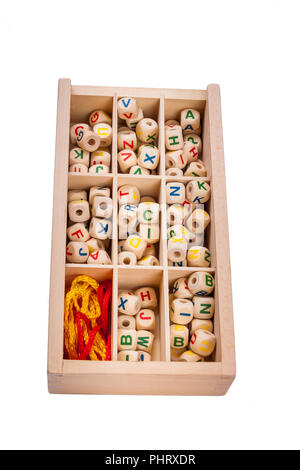Holz- Buchstaben in die Box - kreatives Spiel. Stockfoto