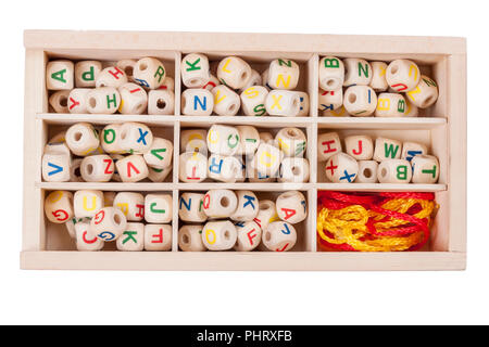 Holz- Buchstaben in die Box - kreatives Spiel. Stockfoto