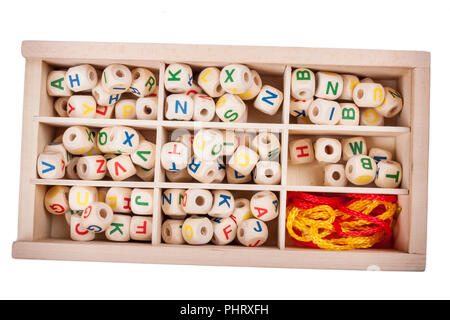 Holz- Buchstaben in die Box - kreatives Spiel. Stockfoto