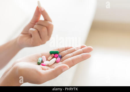 Frau hand mit Pillen Medizin Tabletten und Kapseln in den Händen. Gesundheitswesen, medizinische Ergänzungen Konzept Stockfoto