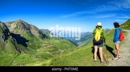 Zwei Frauen Wanderer auf den Spuren der Pic du Midi de Bigorre in den Pyrenäen Stockfoto