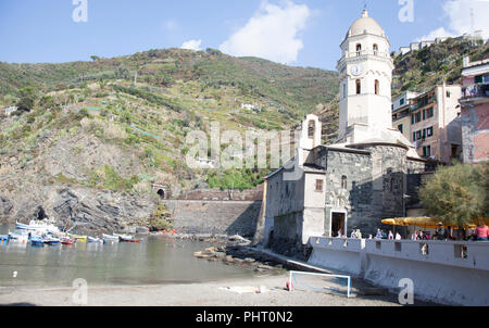 Kirche von Santa Margherita d'Antiochia, C. 1318. Einzigartig für seine Ostbalkon mit Eingangsbereich, es hat ein Hauptschiff und zwei Seitenschiffe, mit einem achteckigen Glockenturm risin Stockfoto