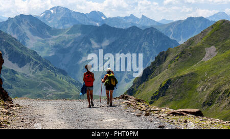 Zwei Frauen Wanderer auf den Spuren der Pic du Midi de Bigorre in den Pyrenäen Stockfoto