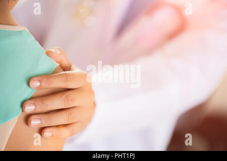 Ärztin legte die Hand auf die Schulter des Patienten für Ermutigung und Diskussion. Medizin und Gesundheit Konzept. Arzt und Patient. Stockfoto