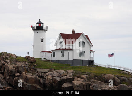 Cape Neddick' Sofort startbereit' Leuchtturm, York Beach, Maine, Atlantikküste, United States mit dem Keeper Haus Stockfoto