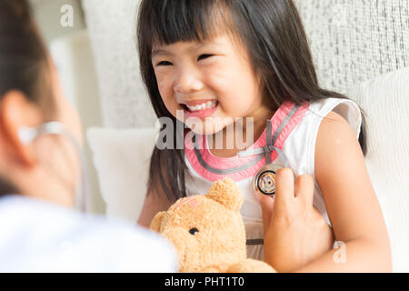 Arzt prüft ein kleines Mädchen mit Stethoskop. Medizin und Gesundheit Konzept. Stockfoto