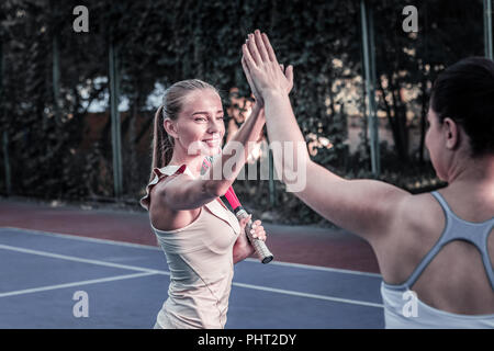 Energetische zwei Frauen die Anfechtung im Tennis Match Stockfoto