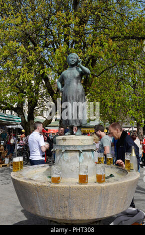 Die liesl-karlstadt-Brunnen, Viktualienmakt, Muenchen, Bayern, Deutschland Stockfoto