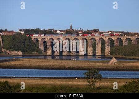 LNER Hochgeschwindigkeitszug und eine länderübergreifende Züge voyager Zug passiert auf die Royal Border Bridge, Berwick upon Tweed auf der East Coast Main Line Stockfoto