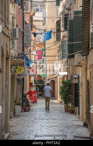 Typische griechische Seitenstraße in der Stadt Kerkyra, Korfu, Griechenland. Stockfoto