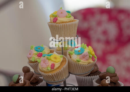 Bunte Schale Kuchen auf einem Kuchen stand eingerichtet Stockfoto