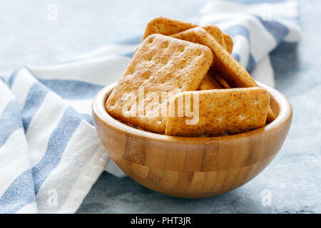 Cracker mit Kleie in eine hölzerne Schüssel. Stockfoto