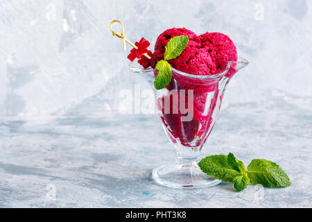 Vase mit hausgemachtem Eis aus Rüben. Stockfoto