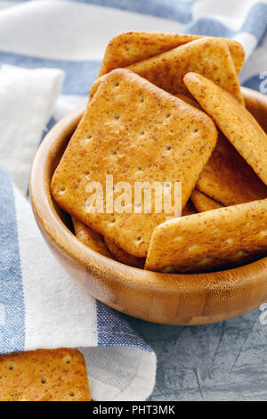 Knusprige Kekse in eine hölzerne Schüssel. Stockfoto