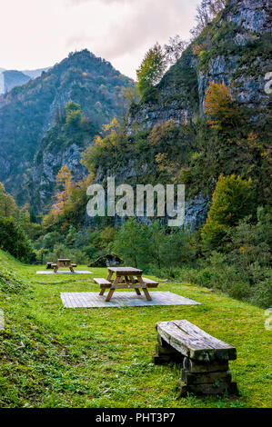 Holzbänke und Tische für Picknicks in der Berglandschaft im Herbst Stockfoto