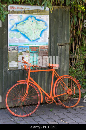 Orange lackiert Fahrrad als Werbung für die pedallers Cafe auf dem Newport Radweg auf der Isle of Wight in Sandown. Stockfoto