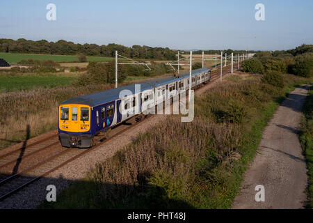 Ein Arriva Northern Rail Class 319 elektrische Zug auf die elektrifizierte Bahnstrecke Preston nach Blackpool Stockfoto