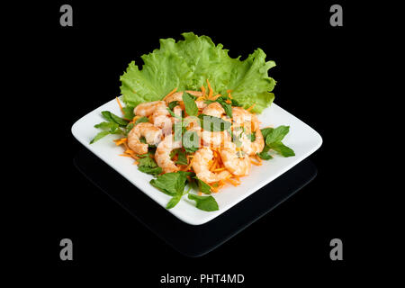 Vietnamesische Küche Mango Salat mit Garnelen mit Gemüse auf Rechteckige weiße Platte auf Schwarz reflektierende Hintergrund isoliert Stockfoto