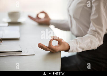 Büro Meditation für die Reduzierung von arbeitsbedingtem Stress Konzept, weibliche Hände Stockfoto