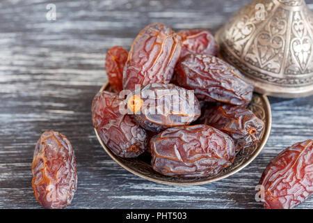 Getrocknete Datteln auf einer Bronzetafel. Stockfoto