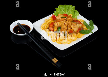 Vietnamesische Gericht Pho Xao Hai San ist eine gebratenen Reis Nudeln mit Garnelen, Tintenfisch und Gemüse Stockfoto