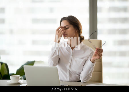 Ermüdet Geschäftsfrau, die Gläser müde von Computer arbeiten Stockfoto