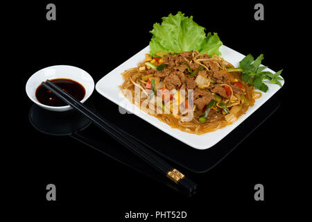 Vietnamesische Gericht Mien Xao Bo ist eine gebratenen Glasnudeln mit Rindfleisch und Gemüse Stockfoto