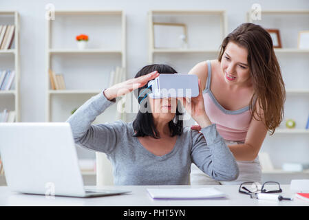 Ältere Frau mit Virtual reality Brillen Stockfoto