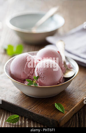 Hausgemachte Obst Eis Löffel in der Schüssel Stockfoto