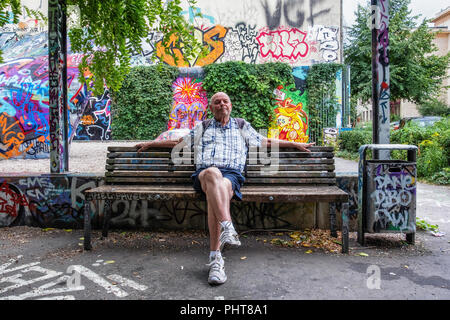 Berlin, Graffiti, kleinen Park mit Birken, Bänke, Trampolin. Die umliegenden Gebäude, Bänke und Wände wurden Bunte graffiti Tags Stockfoto